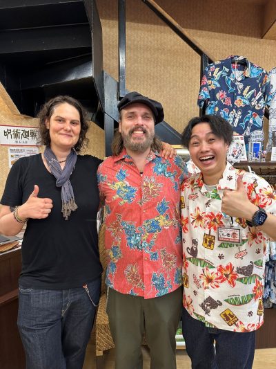 再来店でデザイナーからかりゆしウェアを選んでいただきました♪