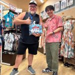 友人からもらったかりゆしウェアが気に入ってご自身でも選びにご来店♪