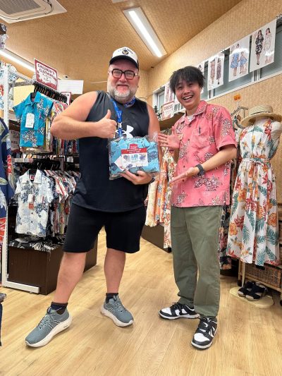 友人からもらったかりゆしウェアが気に入ってご自身でも選びにご来店♪