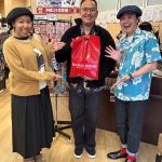 スタッフデザインかりゆしウェアを気に入っていただきました♪