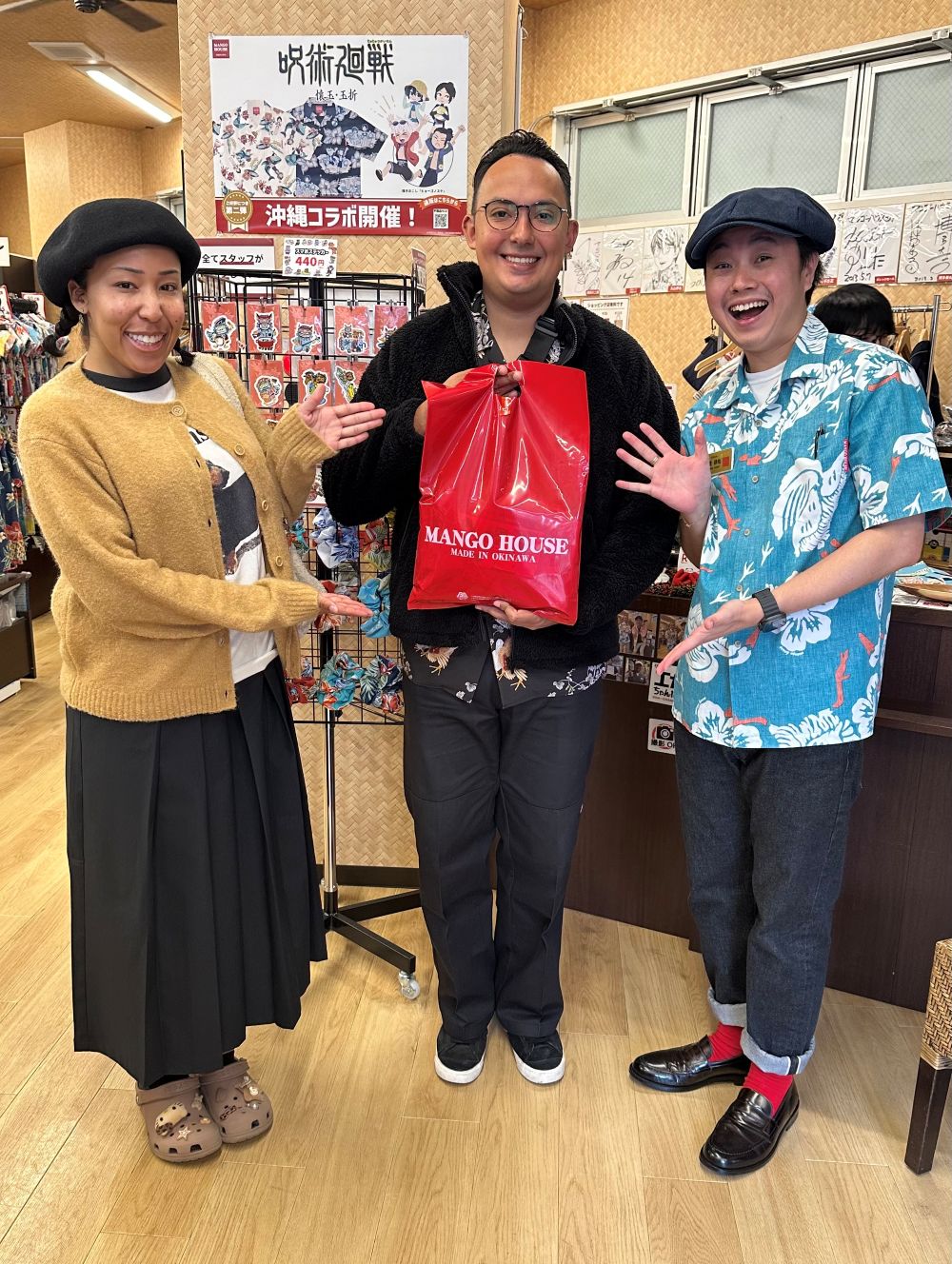 気に入ったかりゆしウェアのデザインが店舗スタッフと聞いてデザイナーと記念撮影♪