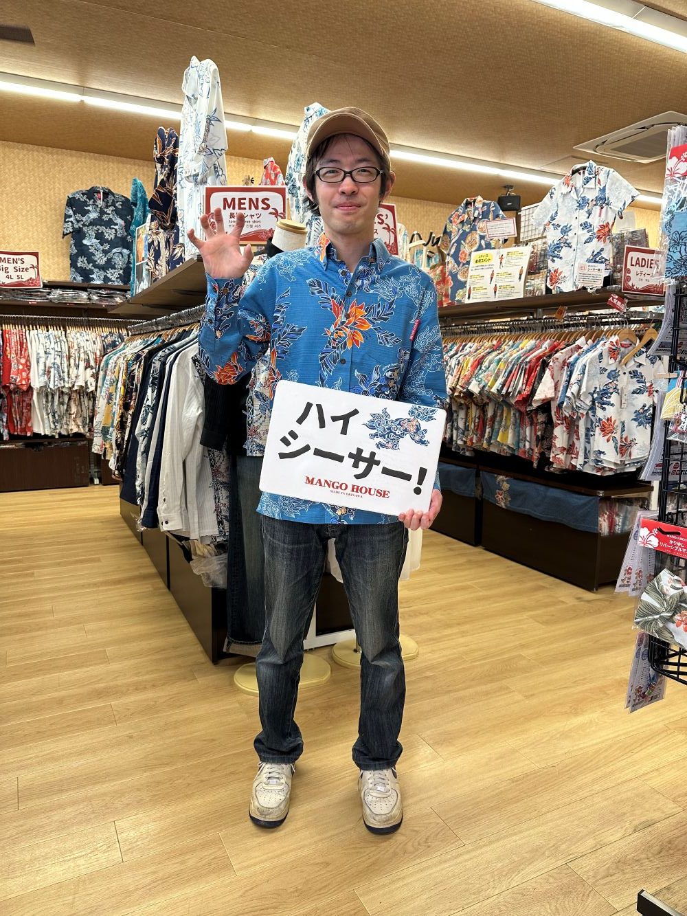 自分へのお土産にシーサー柄の長袖かりゆしウェアを選んで早速着替え！