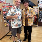 デザイナーのかりゆしウェアを気に入ってくださったお客様と記念撮影！