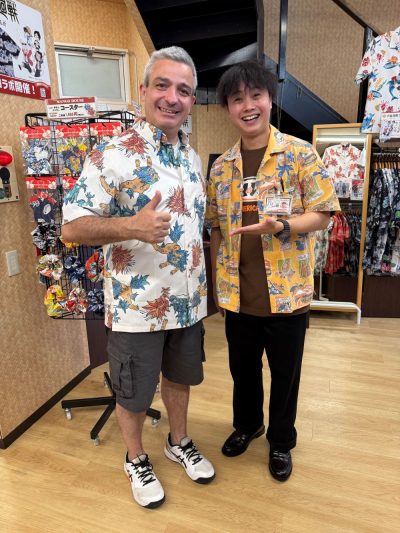 デザイナーのかりゆしウェアを気に入ってくださったお客様と記念撮影！