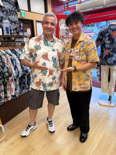 デザイナーのかりゆしウェアを気に入ってくださったお客様と記念撮影！