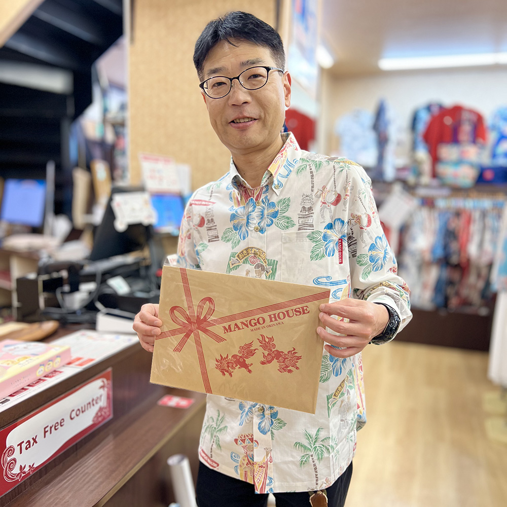 長袖かりゆしウェアをかっこよく着こなしてくれたリピーターのお客様♪