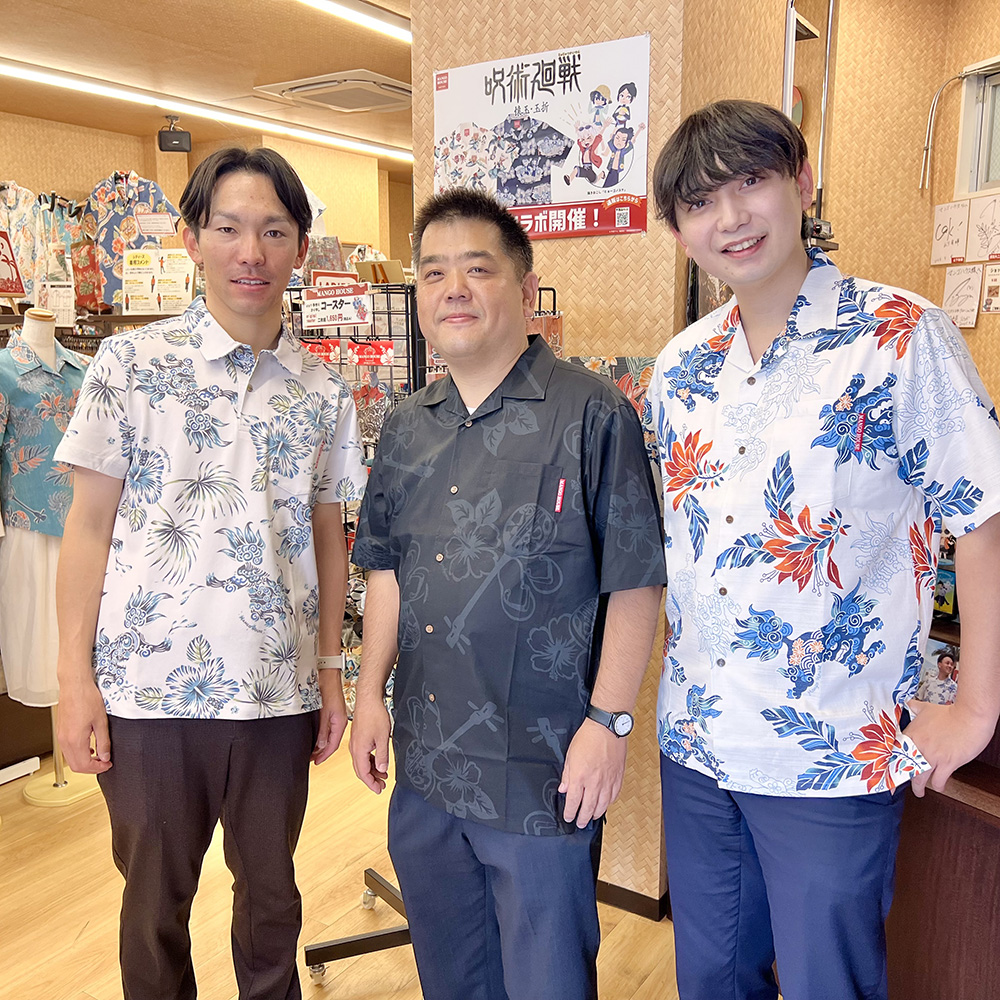 12月なのに暑い沖縄…みんなでマンゴハウスのかりゆしウェアに着替えて記念写真！