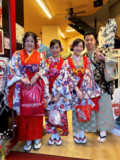 琉装着用されみなさんで記念撮影♪