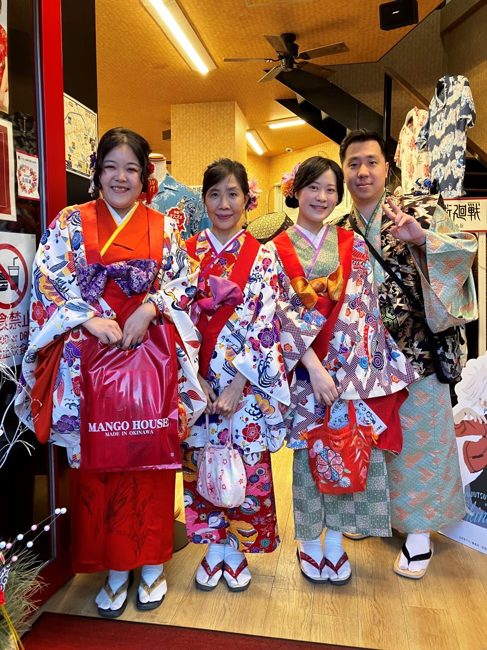 沖縄らしい素敵なお召し物でご来店くださり、気になっていたかりゆしウェアを選んでくださったお客様♪