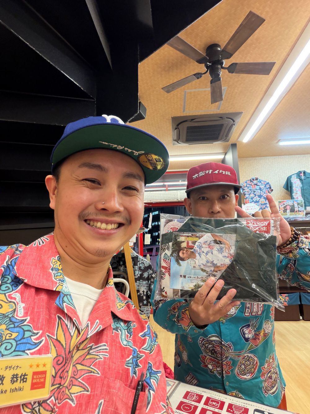 台湾在住のリピーター様、ユニークなかりゆしウェアを着てご来店くださいました♪