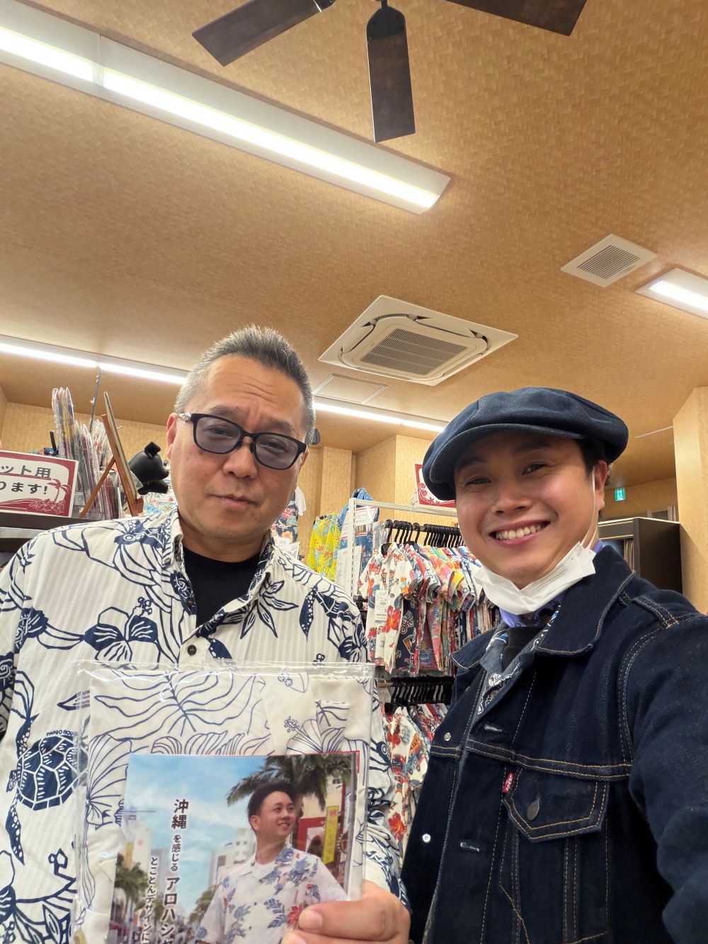 お気に入りの長袖かりゆしウェア着用でデザイナーに会いに来て下さいました♪