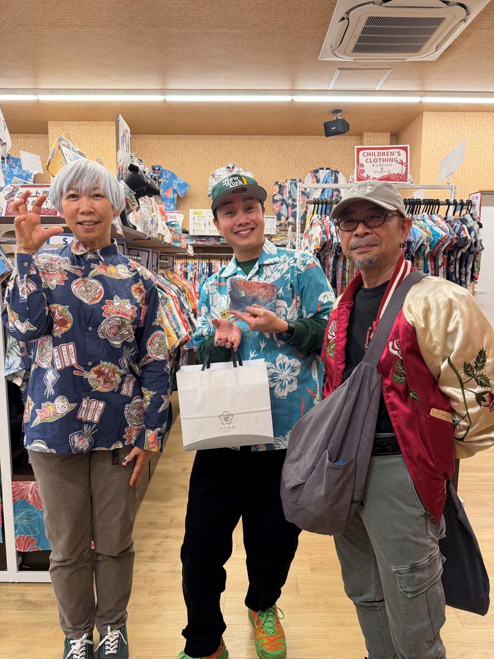 マンゴハウス愛あふれるお客様がユニーク柄のかりゆしウェアを着用してご来店くださいました♪