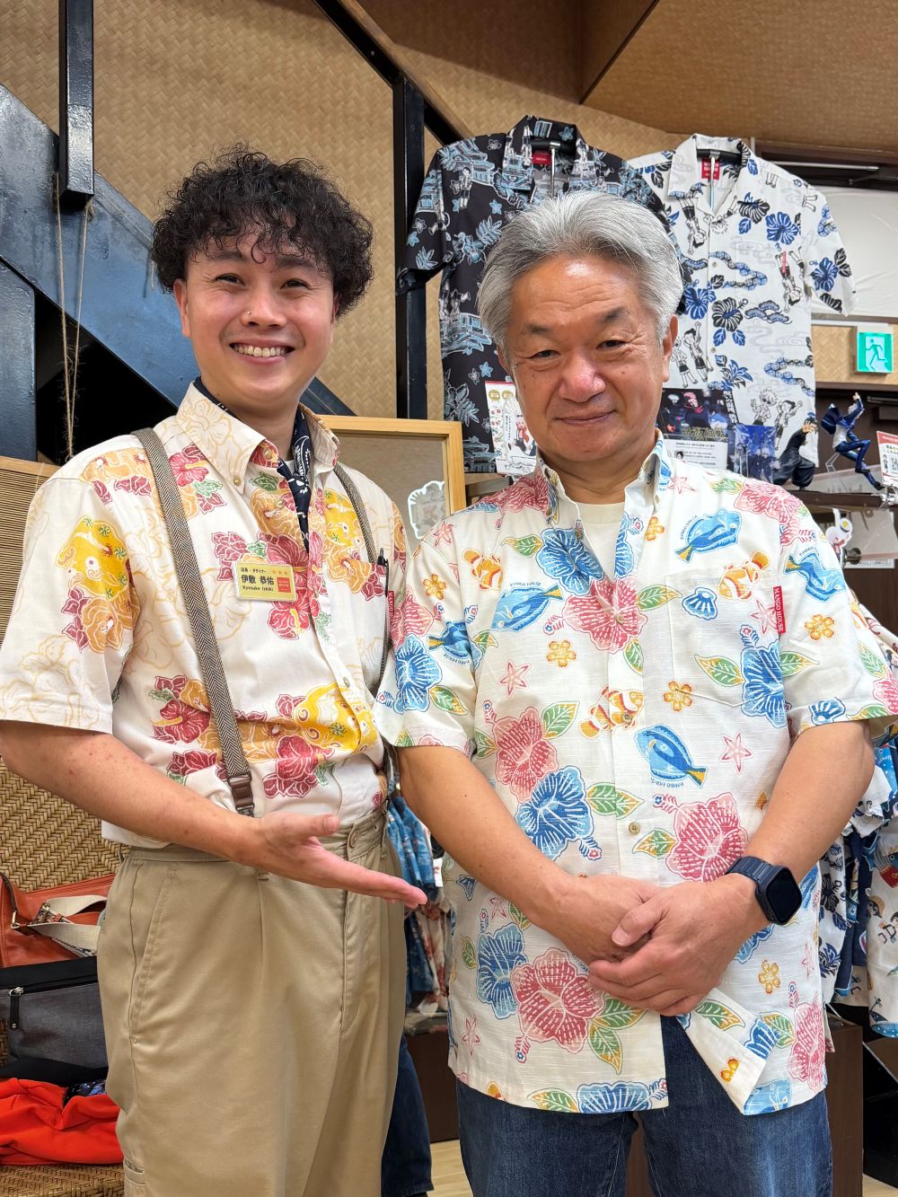 去年お選びいただいたお魚柄のかりゆしウェアを着てのご来店です♪