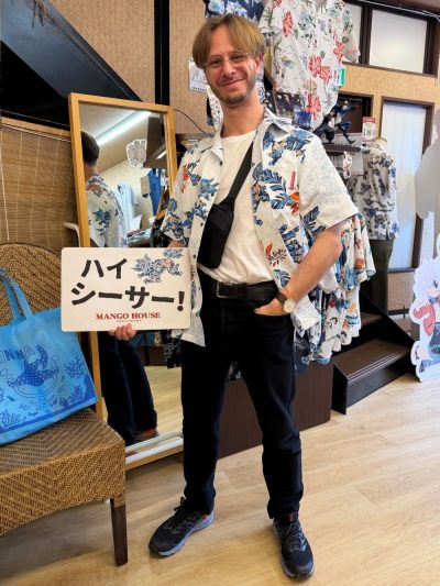 イタリアからお越しのお客様シーサー柄のかりゆしウェアを気に入ってくださいました♪