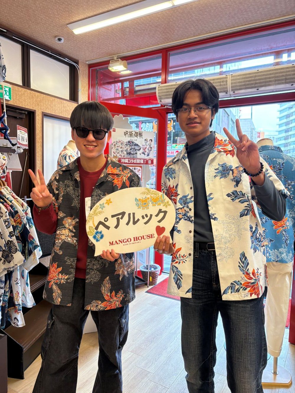 修学旅行でマンゴハウスにご来店の仲良し2人組🌺🛬早速かりゆしウェアを着用♪