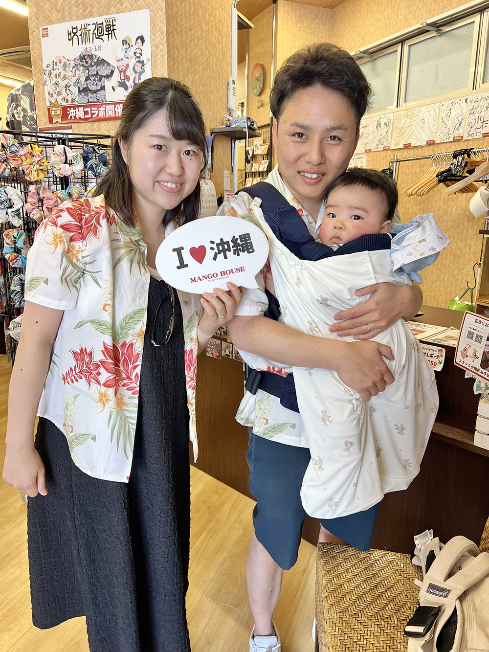 数年前に購入したかりゆしウェアを家族お揃いで着てマンゴハウスにご来店♪