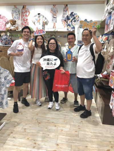 海外からお越しのお客様15年ぶりの家族旅行皆さま各自お好きな物を選び楽しくご試着