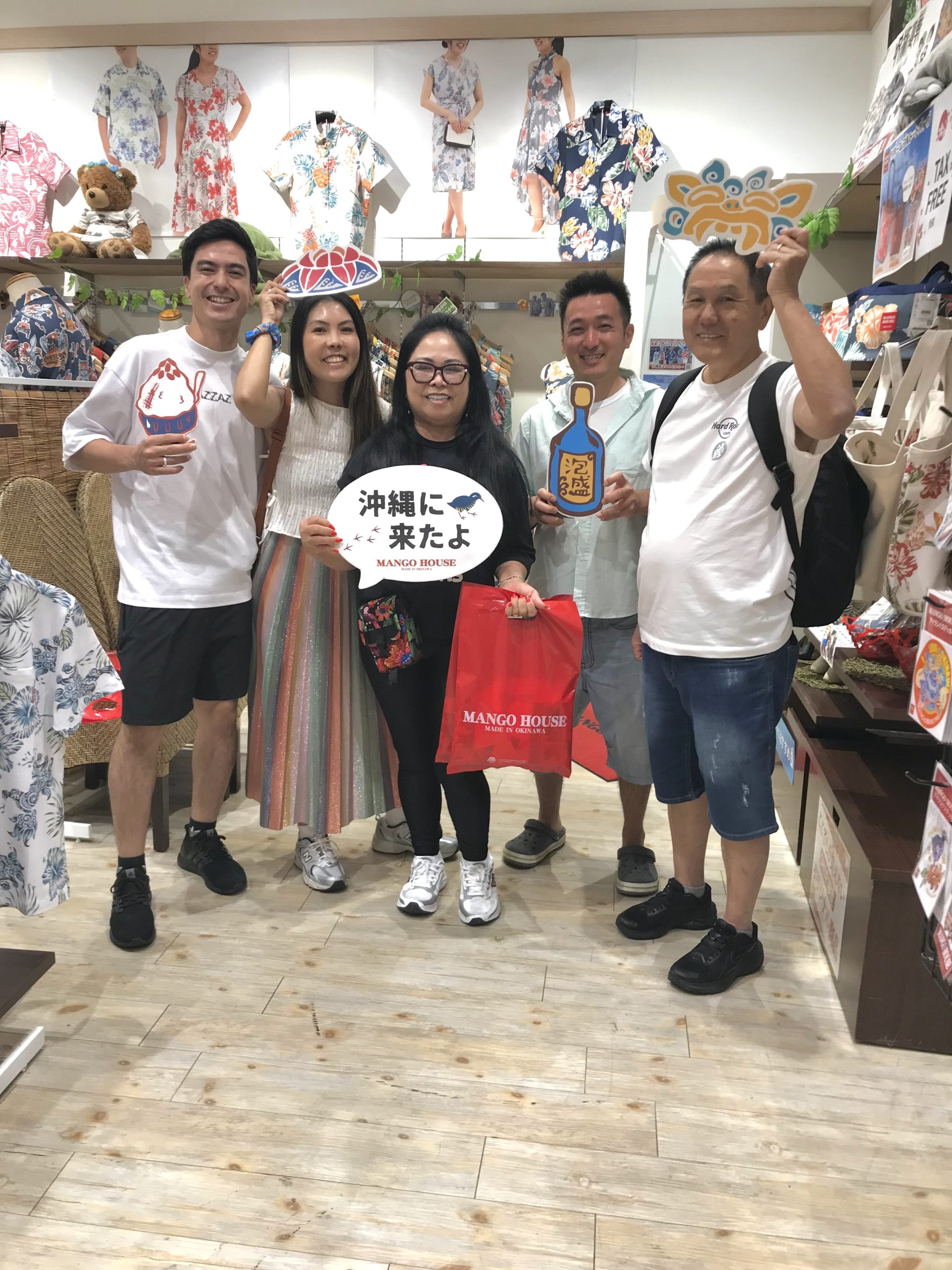 海外からお越しのお客様15年ぶりの家族旅行皆さま各自お好きな物を選び楽しくご試着
