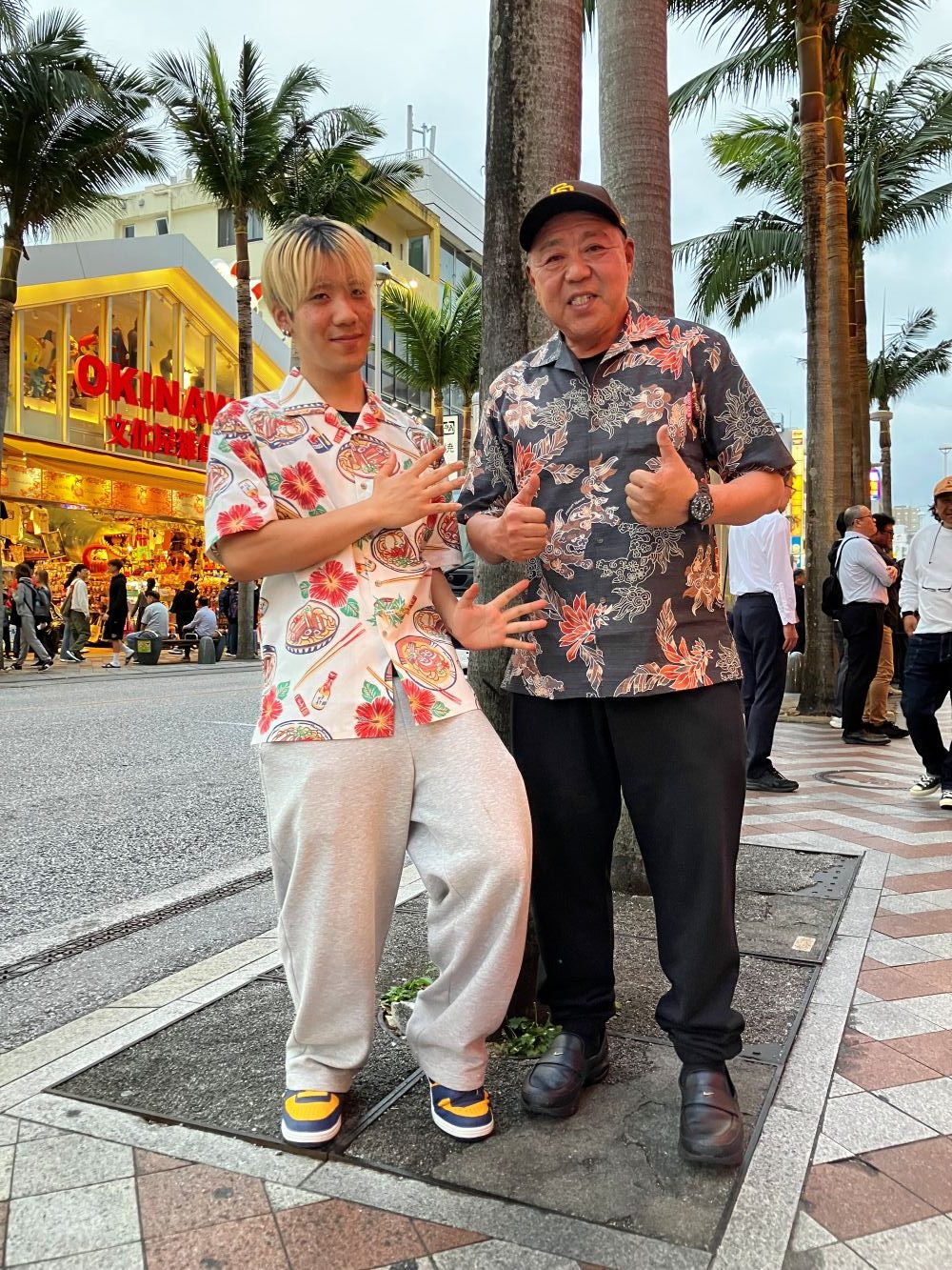 【渋かっこいいシーサー柄をチョイスのお客様😎マンゴハウス前でツーショット📷✨】