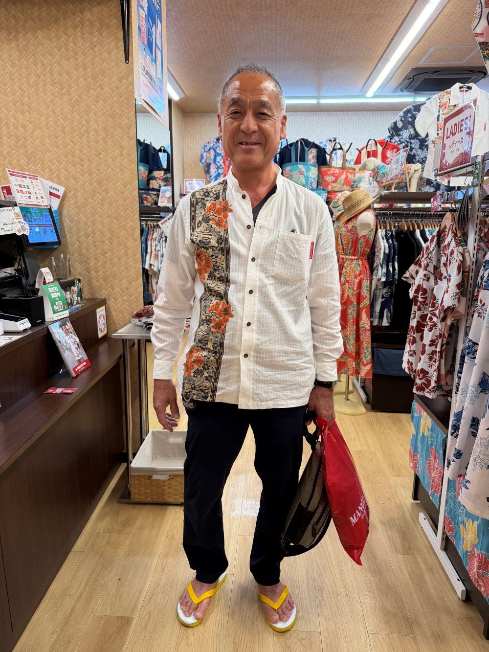 沖縄旅行のお供に長袖かりゆしウェアを着用✨マンゴハウス常連さまのご来店です♪🏝️🌈🌺