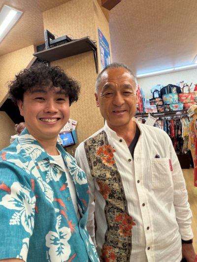 マンゴハウス常連様、懐かしい長袖かりゆしウェアを着用でご来店♪