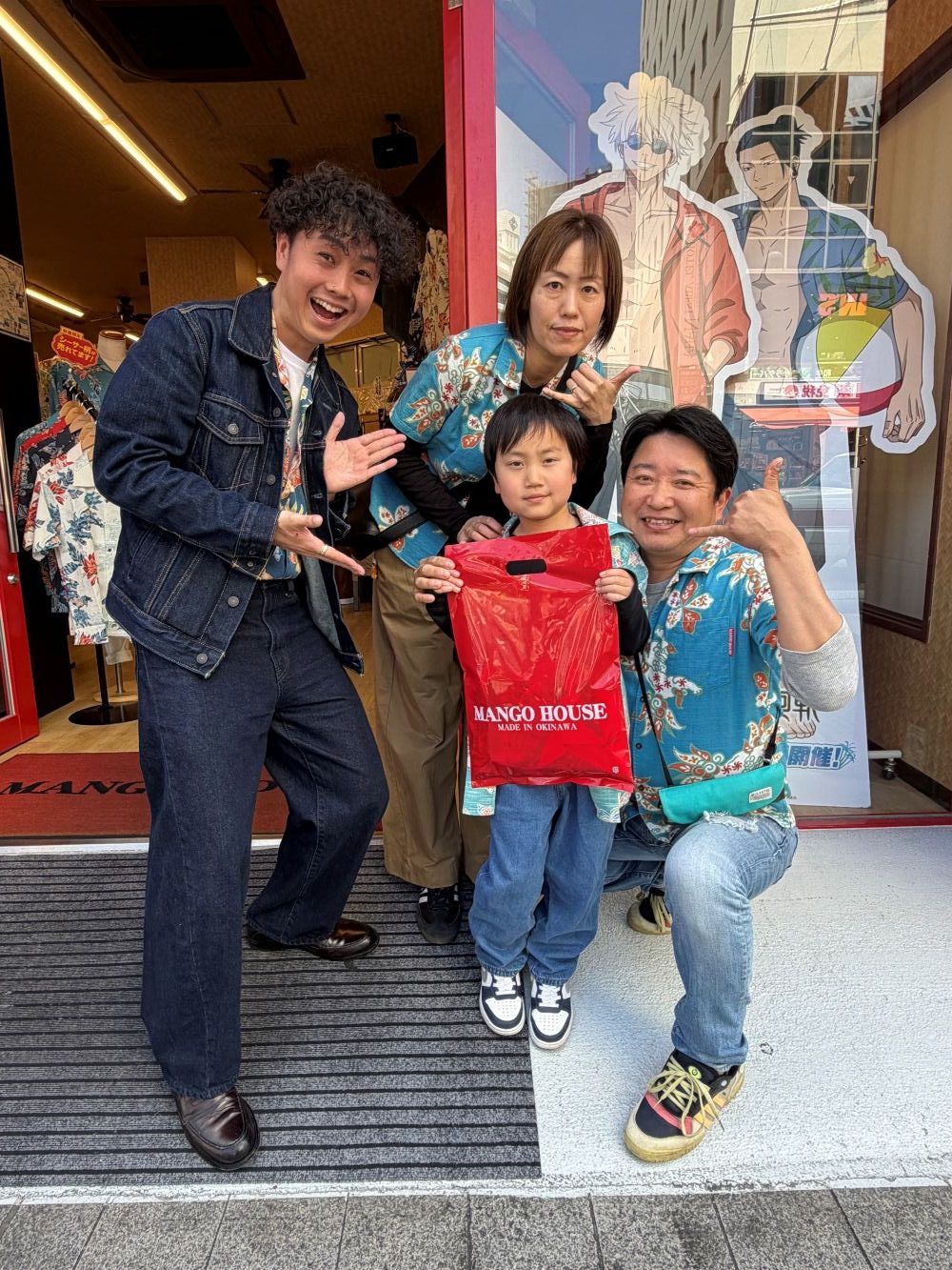贈り物のかりゆしウェアを選んで下さった常連さまと記念撮影♪🌈📸🏝️
