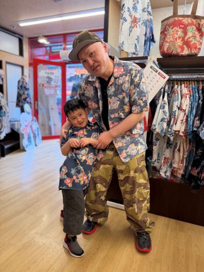 シーサー柄のお揃いかりゆしウェアで記念撮影♪