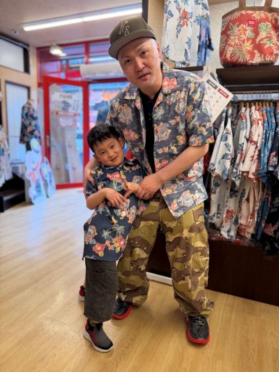 シーサー柄のお揃いかりゆしウェアで記念撮影♪