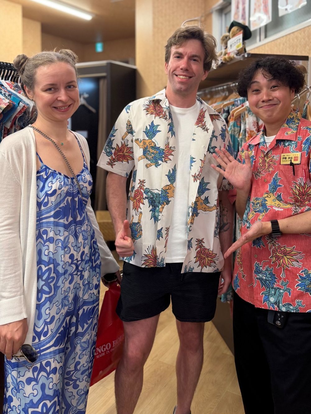 シーサーとドラゴンが描かれた欲張りなかりゆしウェアを大変気に入って頂きました♪🌈📸🏝️