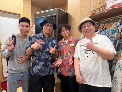 お気に入りのかりゆしウェアが見つかりスタッフと記念撮影♪