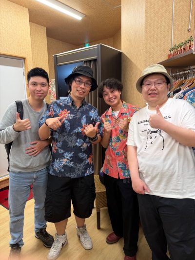 お気に入りのかりゆしウェアが見つかりスタッフと記念撮影♪