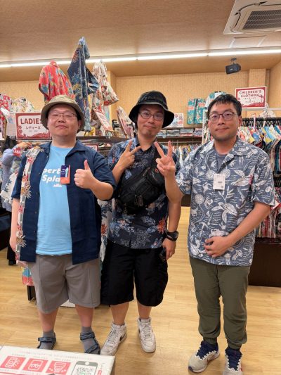 かりゆしウェアを気に入ってくださったお客様がご友人を連れて再来店♪