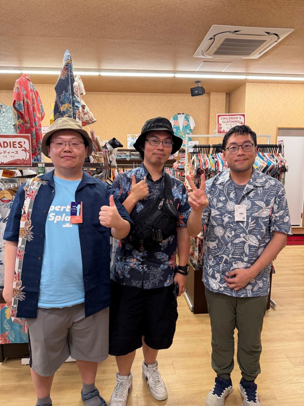 沖縄旅行の記念に、素敵なかりゆしウェアを選んでいただいたお客様がご友人を連れて再来店♪🌈📸🏝️