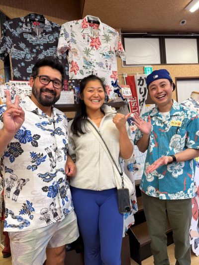 マンゴハウスコラボデザインかりゆしウェアを着てデザイナーと記念撮影♪