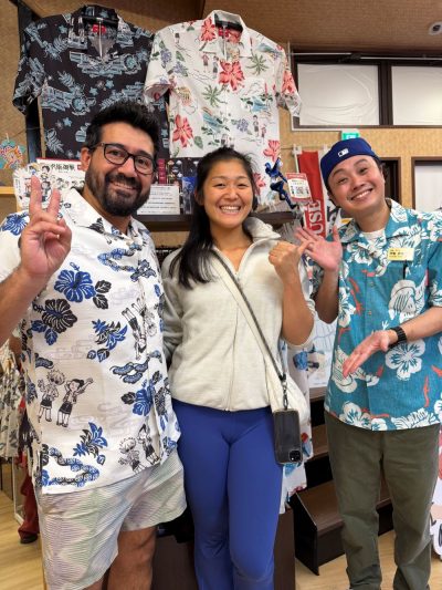 マンゴハウスコラボデザインかりゆしウェアを着てデザイナーと記念撮影♪