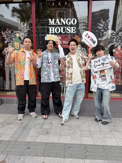 カラフルなかりゆしウェアでお写真♪