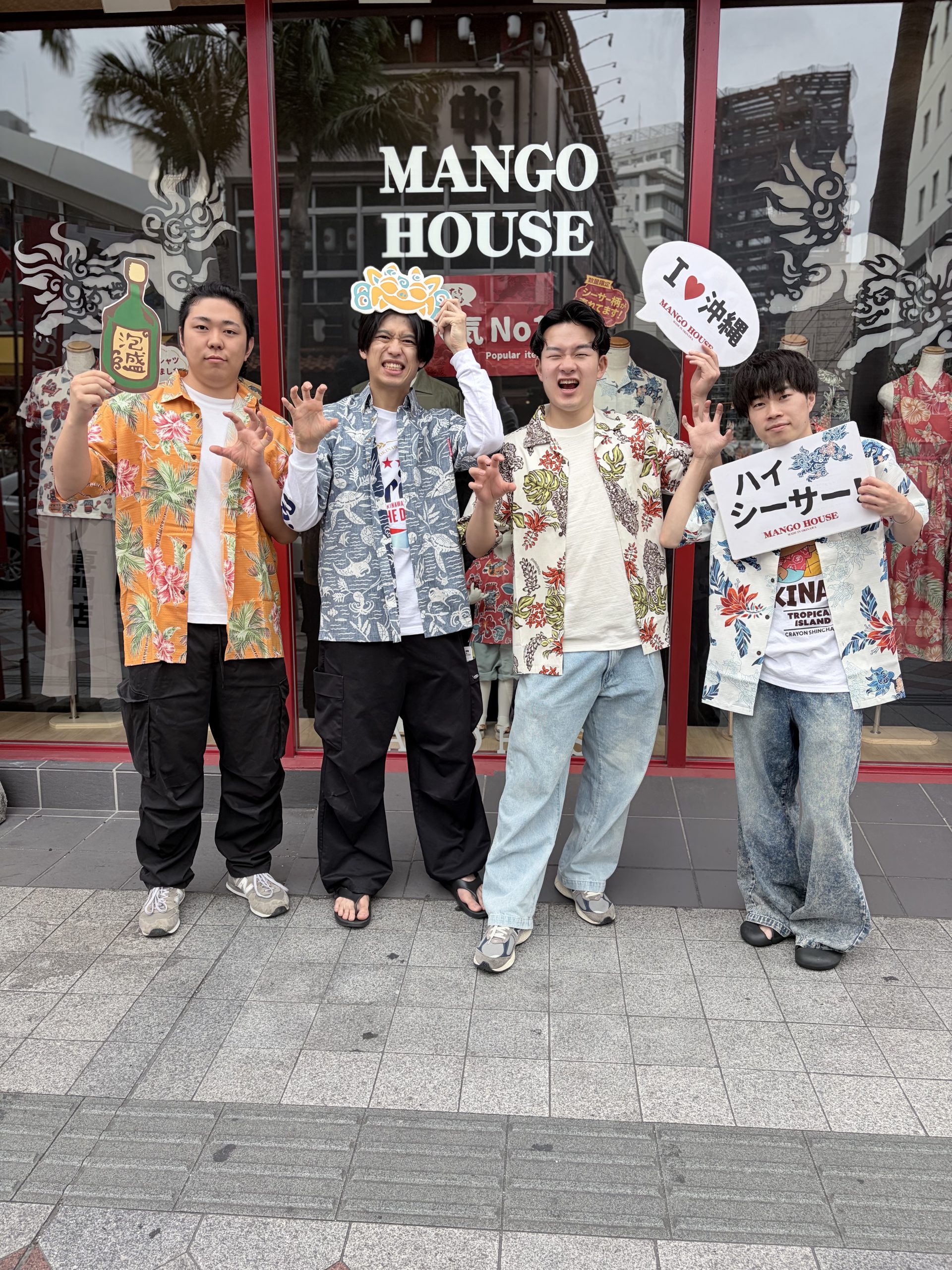 仲良し4人組ご来店🌺選りすぐりの一着でシーサーポーズ📸✨