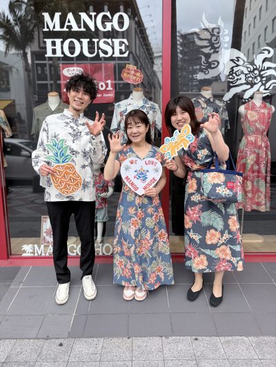 上品なワンピースと長袖かりゆしで記念撮影