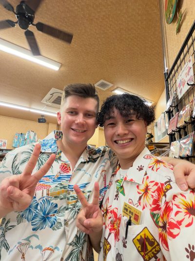 初かりゆしウェアでスタッフと記念撮影♪