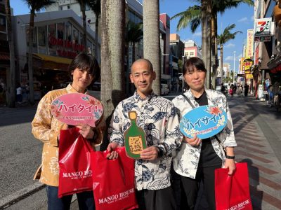 【長袖かりゆしをご愛用のお客様！青空の下でベストショット