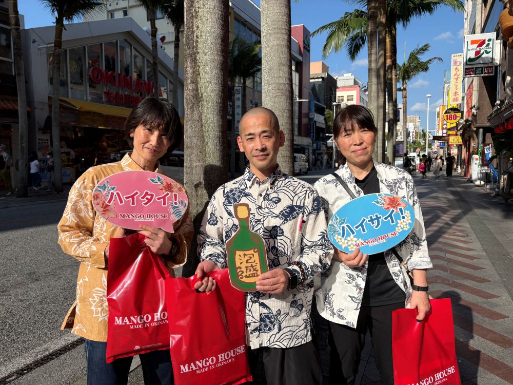 【長袖かりゆしをご愛用のお客様！青空の下でベストショット📷✨】