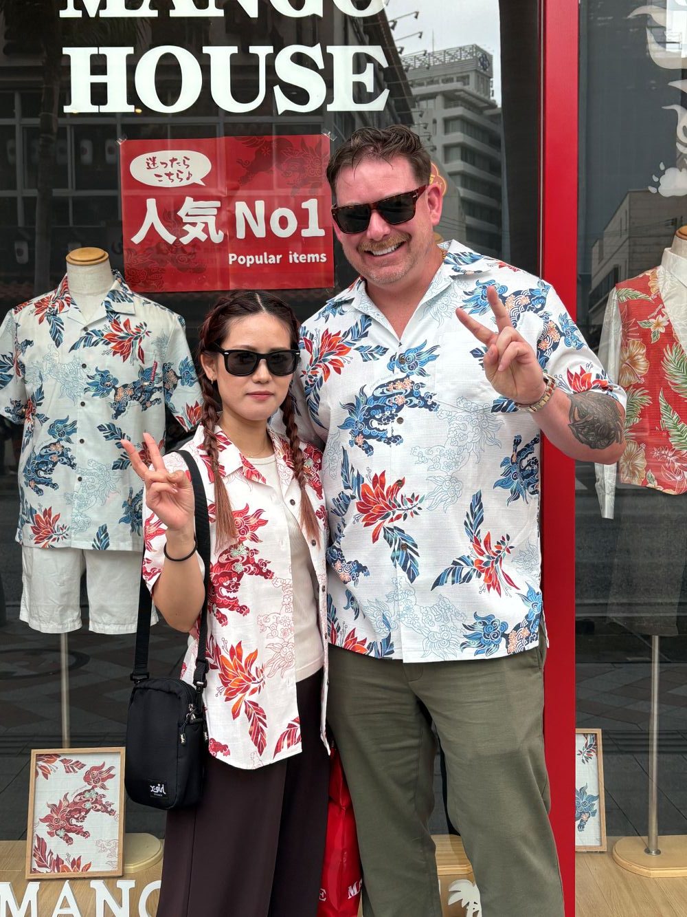【シーサー柄のかりゆしウェア👚👕色違いででペアルック♪♪】