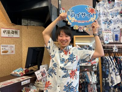 当店一番人気のシーサー柄のオフブルーを選んでくださったお客様、爽やかな笑顔に大変よくお似合いでした。