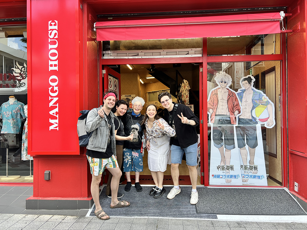 ドイツから沖縄へ家族旅行に来てマンゴハウスでお買い物してくれたお客様です！