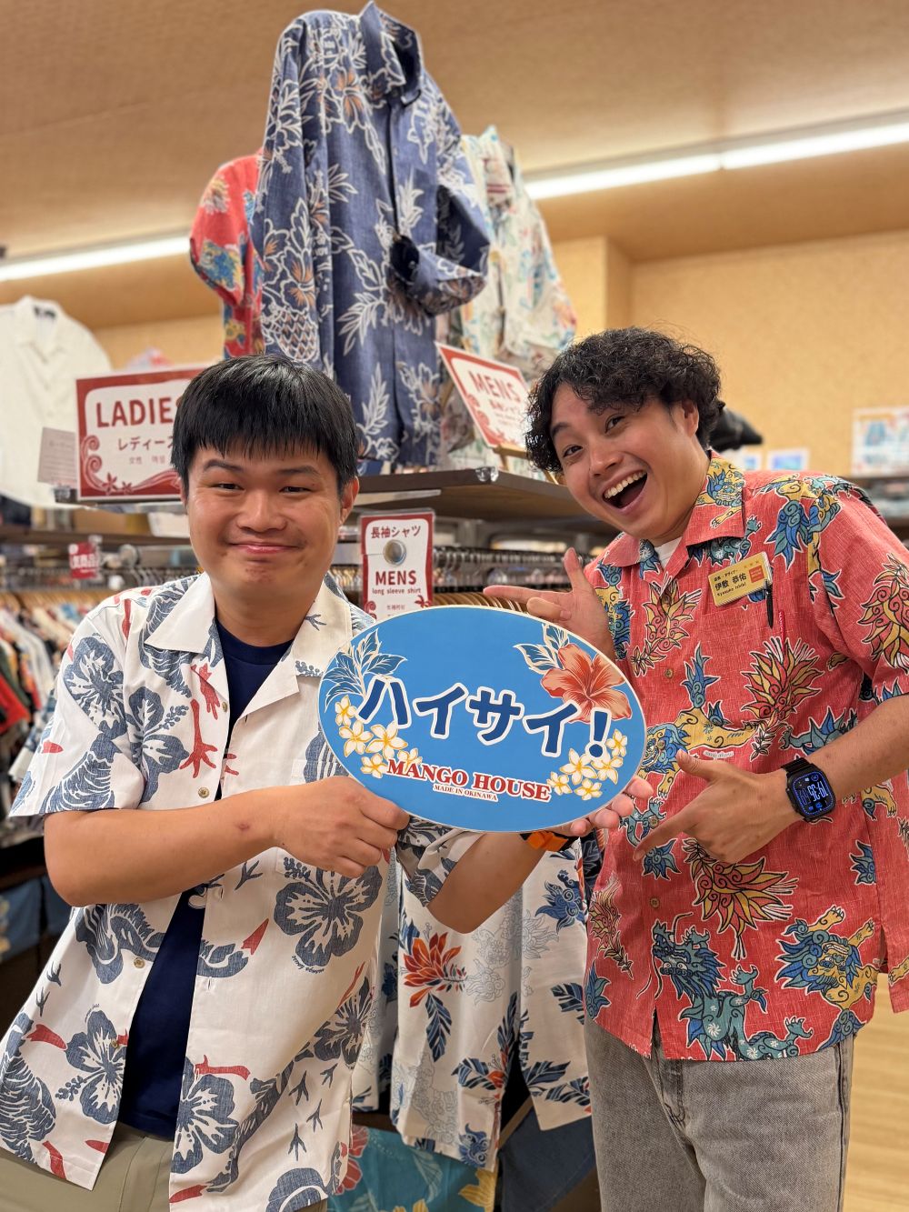 ヤンバルクイナ柄のかりゆしウェアセットアップを選び、デザイナーと記念撮影♪🌈📸🏝️