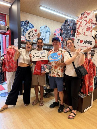 沖縄在住のお客様かりゆしウェアを着て沖縄に溶け込みます♪