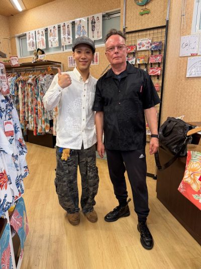 オールブラックかりゆしウェアコーデを着こなすお客様♪