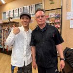 オールブラックかりゆしウェアコーデを着こなすお客様♪