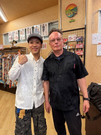 オールブラックかりゆしウェアコーデを着こなすお客様♪