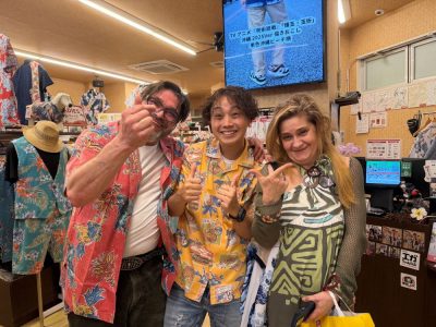 かりゆしウェアを着用してデザイナーと記念撮影